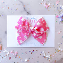 Load image into Gallery viewer, Retro Stars on Pink: Medium / Large Reversible Clip
